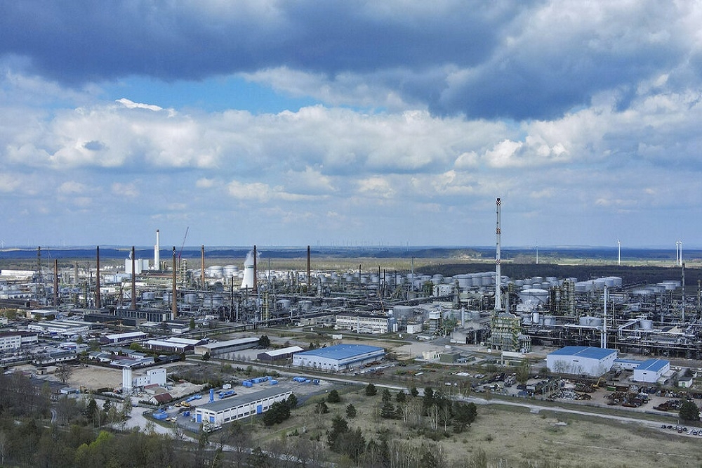 德國施韋特的煉油廠。（美聯社）