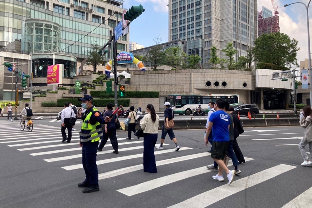 台北市警局今天傍晚起在各大路口實施交通管制，疏導連假第一波車潮。（台北市警局提供）