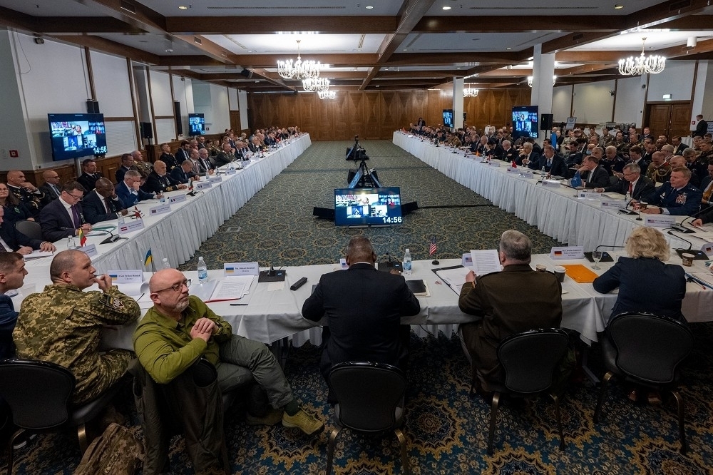 美国国防部长奥斯汀以壮盛的会议排场和统合速度，向全世界展现美国超越北约成员数量的「军事纠团能力」。（图片取自美国国防部长奥斯汀推特）(photo:UpMedia)