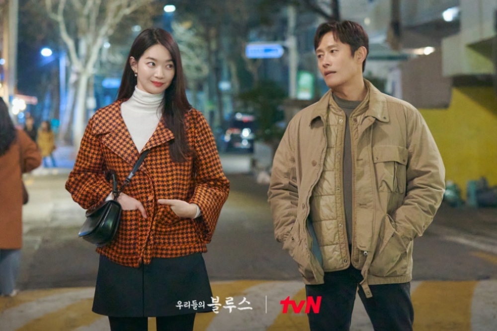 韓劇《我們的藍調時光》中，申敏兒（左）是李秉憲心儀的對象，兩人的情感走向成為全劇關注重點。（翻攝自tvN）