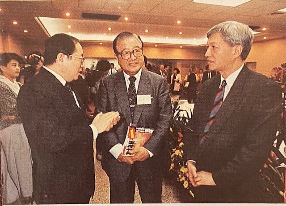 《九十年代》台版創刊酒會中，作者（右）與邵玉銘（左）和蔣彥士（中）交談。（圖片由作者提供）