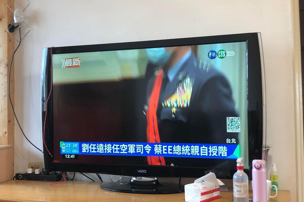 華視新聞畫面再被抓包出錯，竟把蔡英文總統打成「蔡EE總統」。（取自爆料公社）