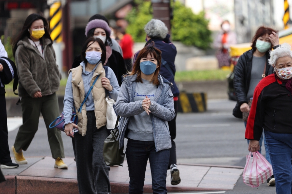 台灣部分防疫政策逐漸解封，有專家推測，若達成特定條件，年底有望解除口罩禁令。（資料照片／陳愷巨攝）