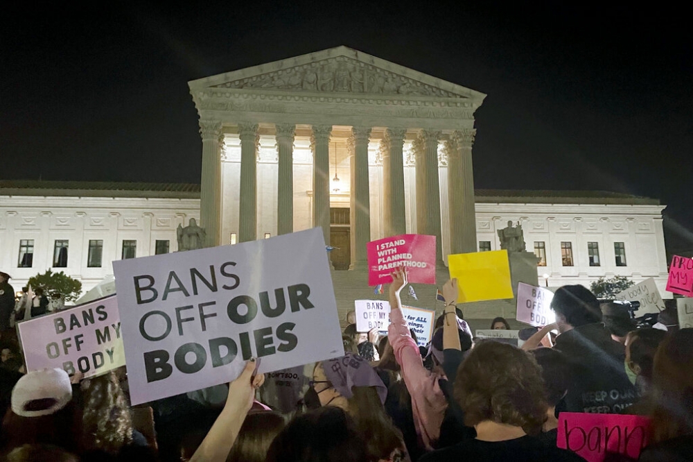 媒體揭露保守派居多數的最高法院有意否決墮胎權，民眾3日凌晨到法院外抗議。（美聯社）
