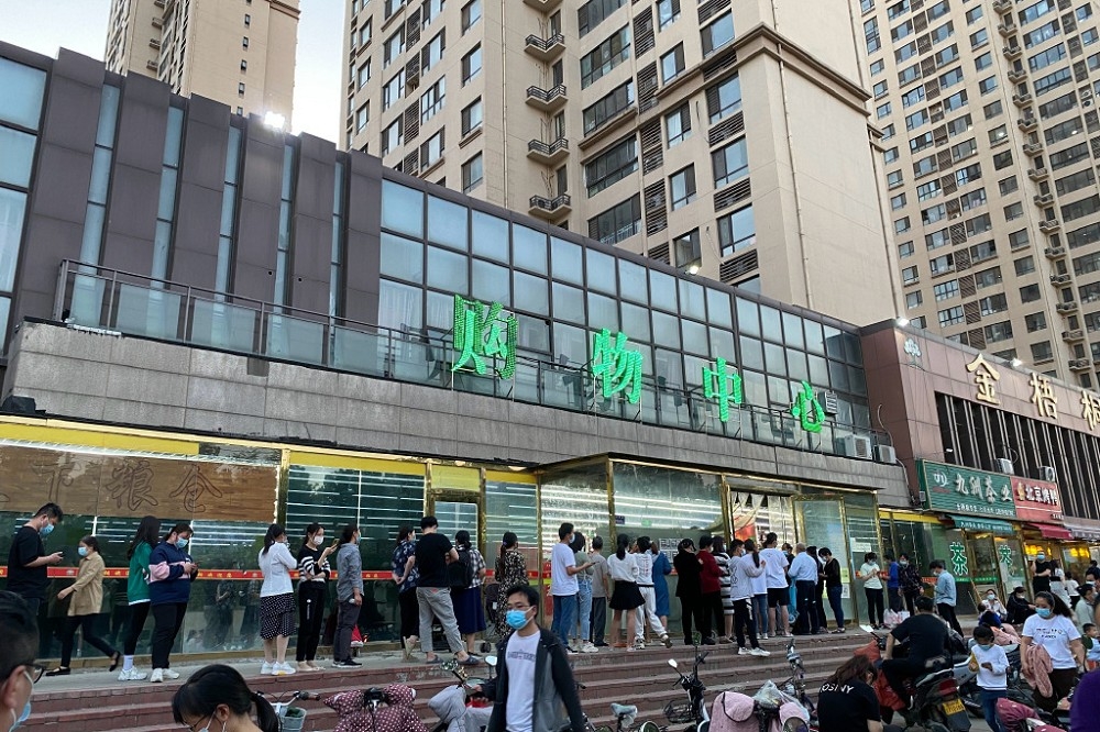 郑州民众到购物中心排队採买。（取自微博）(photo:UpMedia)