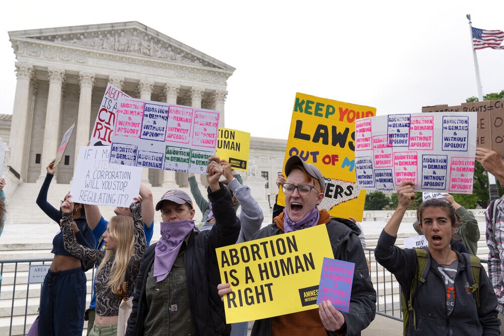 美國民眾聚集最高法院外抗議墮胎權可能被推翻。（美聯社）