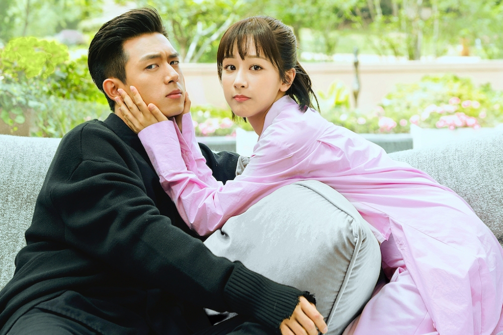 楊紫（右）和李現首度合作的劇劇《親愛的，熱愛的》，2019年播映至今已累積177億播放量，最近這齣戲也正在台灣熱播。（取自微博）