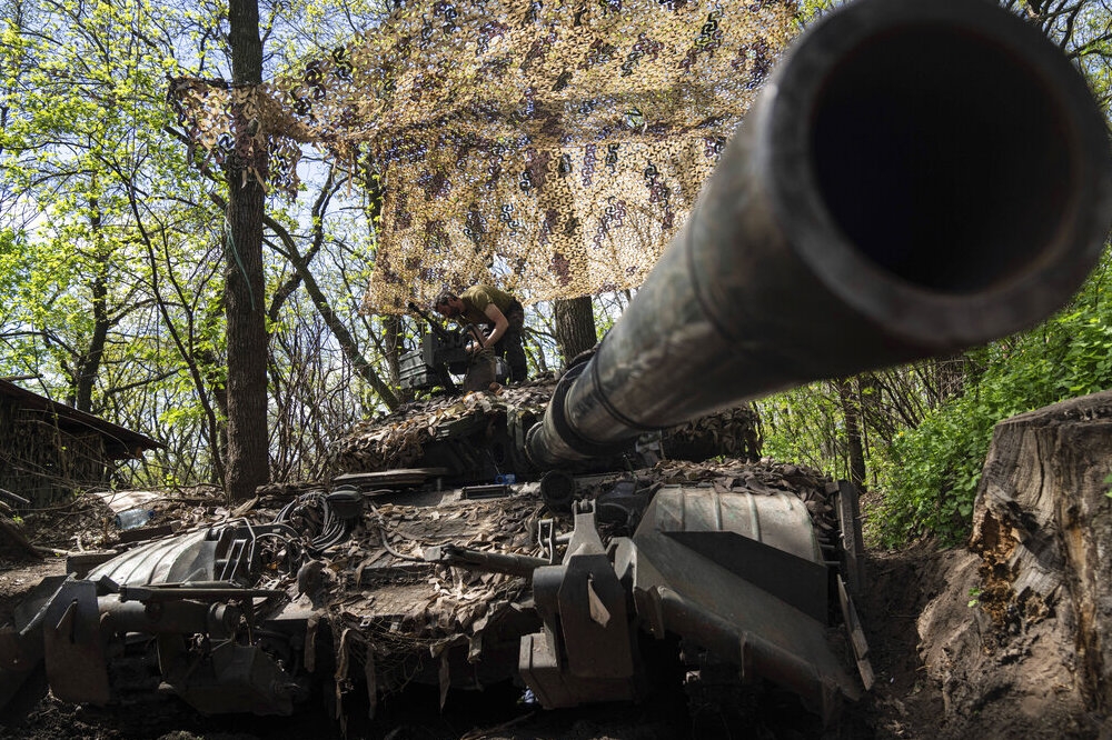 烏克蘭軍人在坦克上安裝機關槍。（美聯社）