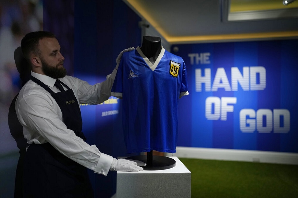 馬拉度納以「上帝之手」創造歷史時穿過的球衣，如今以新台幣2.7億元高價賣出。（美聯社）