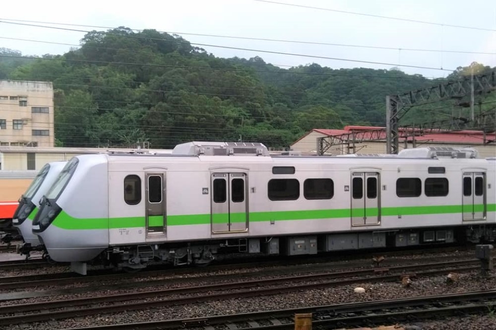 EMU900 型電聯車是台東人回家的新選擇（取自交通部臺灣鐵路管理局 TRA 臉書粉絲專頁）