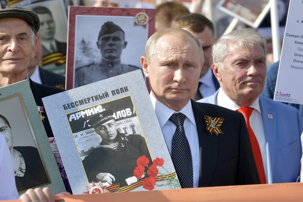 普丁手持父親照片，2019年於莫斯科紅場參加二戰勝利紀念活動。（美聯社）