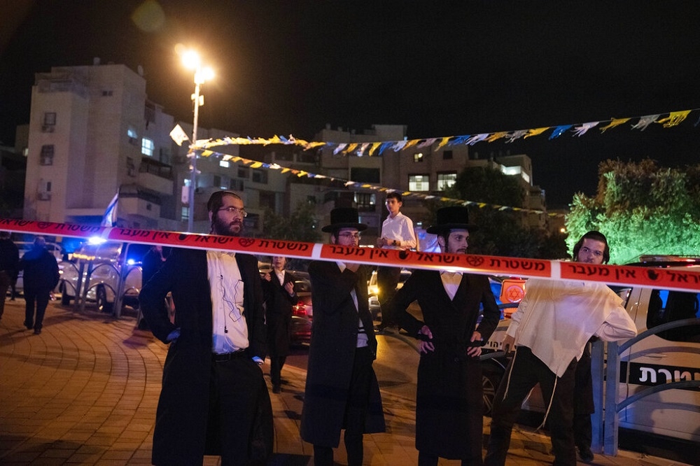 猶太教極端正統派教徒來到伊勒市攻擊事發現場。（美聯社）