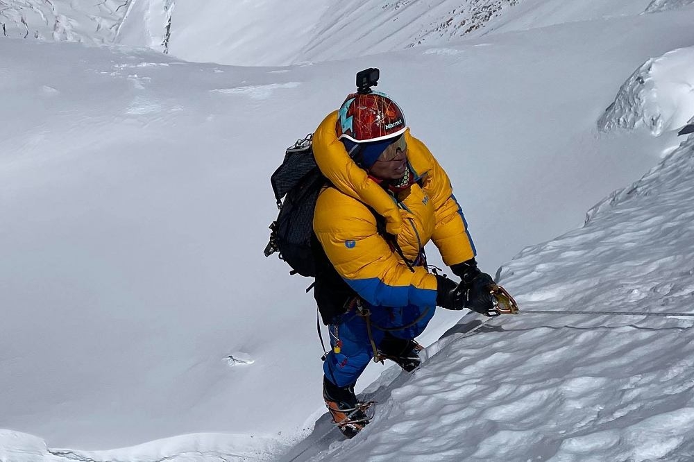 呂忠翰昨天以無氧攀登的方式，成功登頂世界第3高峰干城章嘉峰。（擷取自前進十四峰 ｜大夢計劃臉書粉絲團）