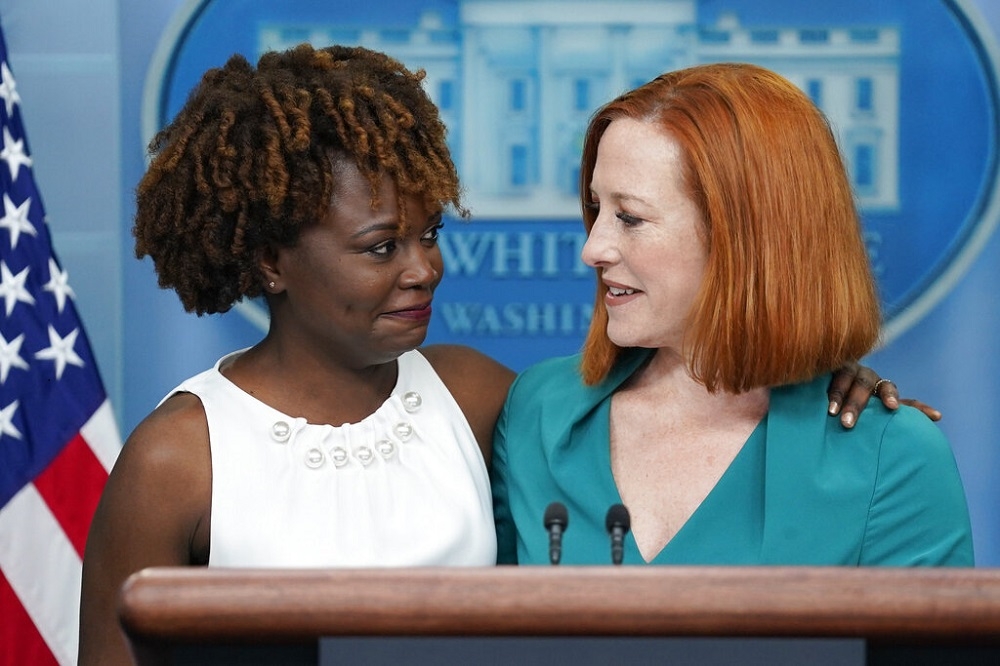 即將離職的白宮發言人莎琪（右）和新任發言人尚皮耶（左）。（美聯社）