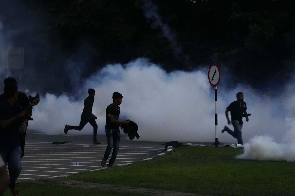 斯里蘭卡警方動用催淚瓦斯驅散抗爭群眾。（美聯社）
