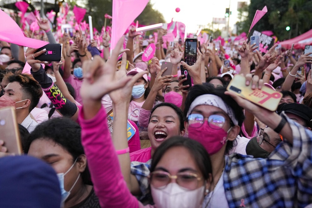 菲律宾现任副总统罗布雷多对上独裁者之子小马可仕，以草根的「粉色力量」动员支持者。（美联社）(photo:UpMedia)