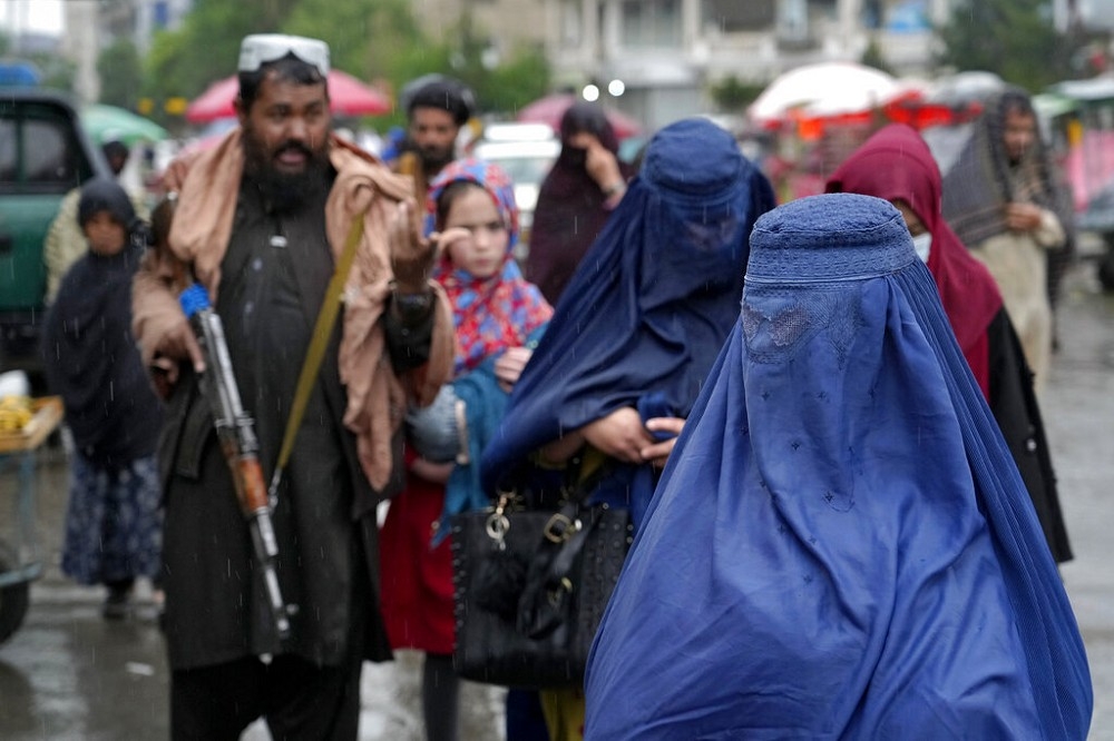 阿富汗塔利班政府下令，女性在公眾場所要穿遮蓋全身的罩袍。（美聯社）