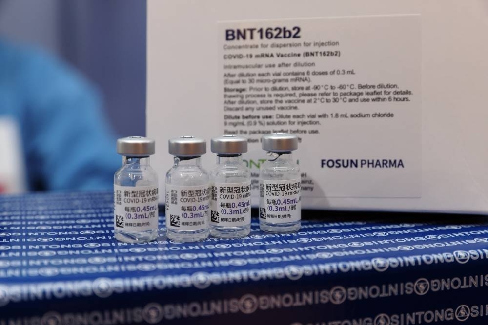政府今年首批自購185.7萬劑BNT成人疫苗9日清晨抵台。（資料照片／陳愷巨攝）