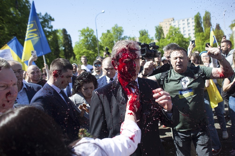 俄国驻波兰大使安德烈夫被砸中红漆弹，一脸狼狈。（美联社）(photo:UpMedia)