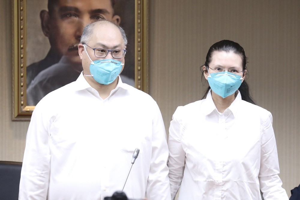 李明哲（左）與妻子李凈瑜舉行返台記者會。（王侑聖攝）