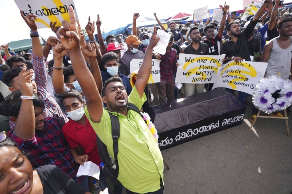 斯里兰卡民众4月在可伦坡总统府外抬棺抗议，上面写着「主权国已死」。（美联社）(photo:UpMedia)