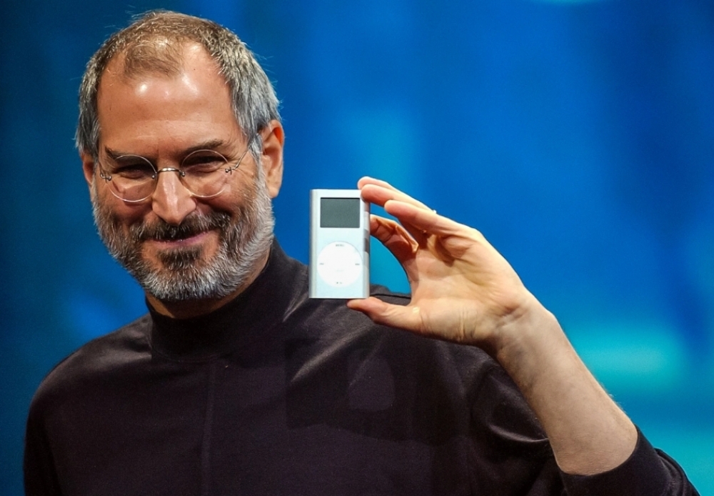 蘋果聯合創辦人賈伯斯2004年展示iPod Mini。（資料照片／美聯社）
