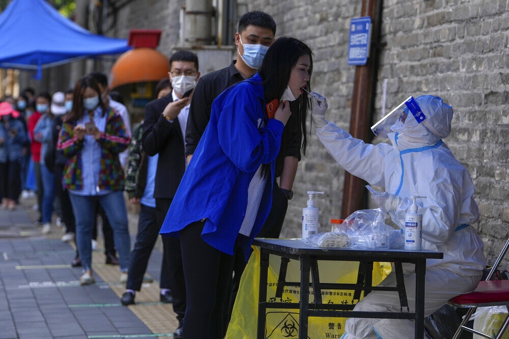 北京朝陽區居民排隊進行病毒檢測。（美聯社）