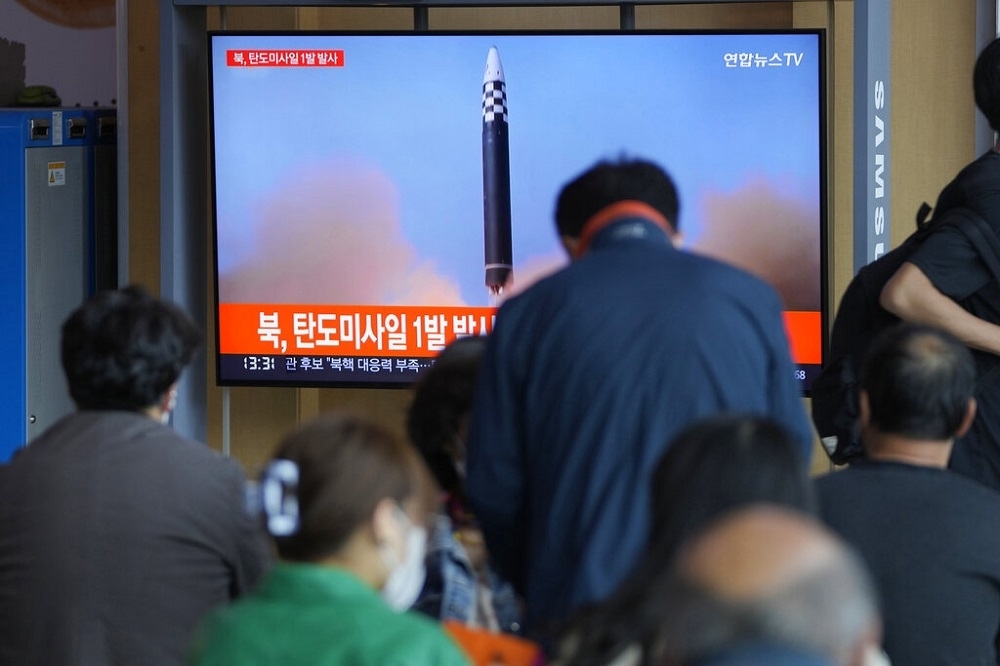 首爾火車站民眾看電視畫面播北韓發射彈道飛彈。（資料照片／美聯社）