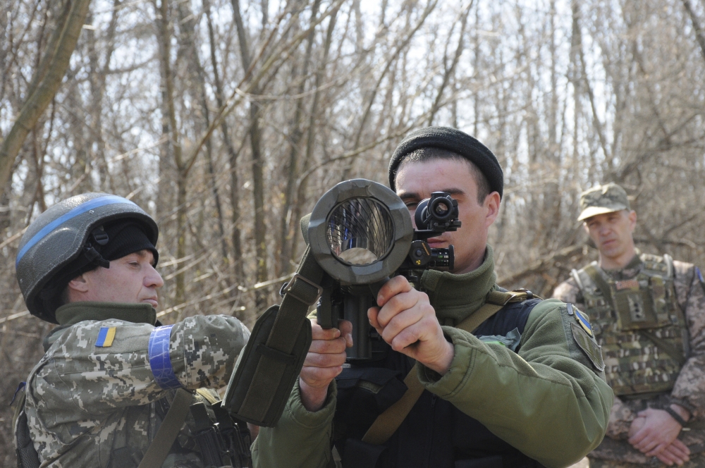 烏克蘭士兵學習操作卡爾古斯塔夫無後座力砲。（美聯社）
