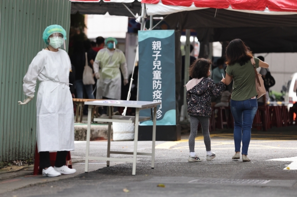 民眾黨台中市議員參選人邱于珊表示，自己帶著發燒兒子PCR卻苦能7小時。圖為台北市親子兒童防疫門診婦幼院區。（資料照片／陳愷巨攝）