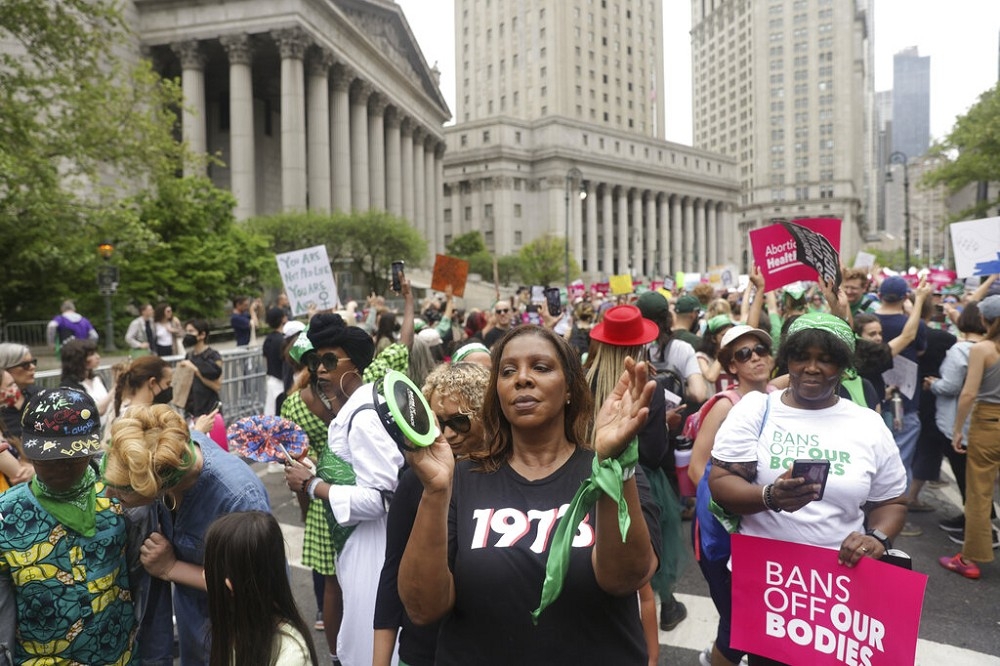 民眾憂心最高法院推翻墮胎合法化的判刑，14日全美多個城市串連大遊行，圖為紐約示威民眾。（美聯社）