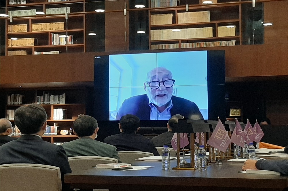 諾貝爾經濟學獎得主史提格里茲應台北政經學院之邀，透過視訊發表演講。（周昱君攝）