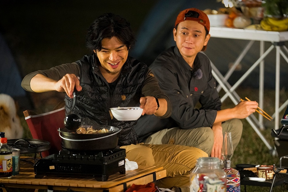 陳柏霖（左）主持實境新節目《極島森林》，邀劉冠廷當首位露營夥伴，兩人開心煮晚餐。（LINE TV提供）