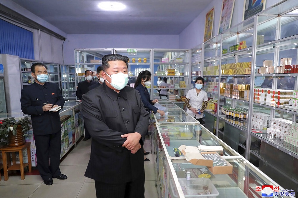 北韓官媒釋出領導人金正恩參訪平壤藥局的畫面。（美聯社）
