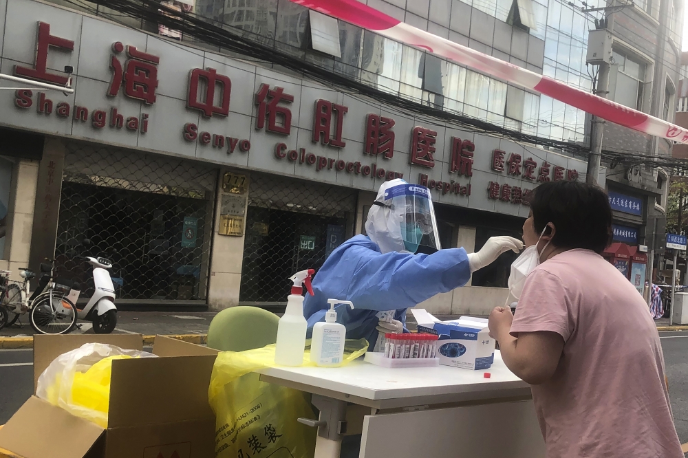 上海市民接受檢測。（美聯社）