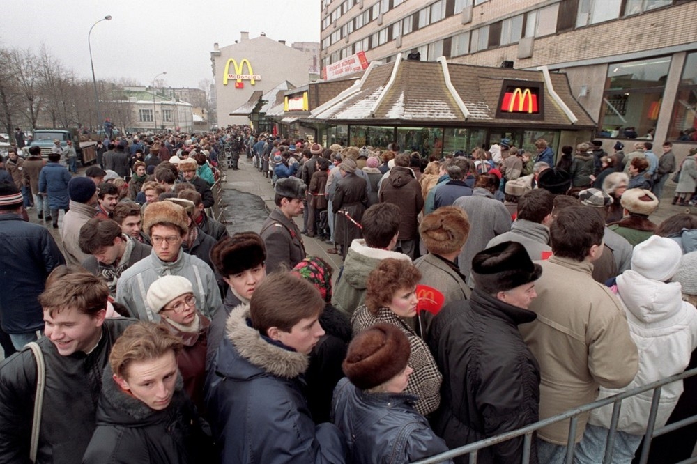 1990年1月31日，數百位俄羅斯人在莫斯科的第一間麥當勞外大排長龍，這是莫斯科當時最好的餐館。（美聯社）