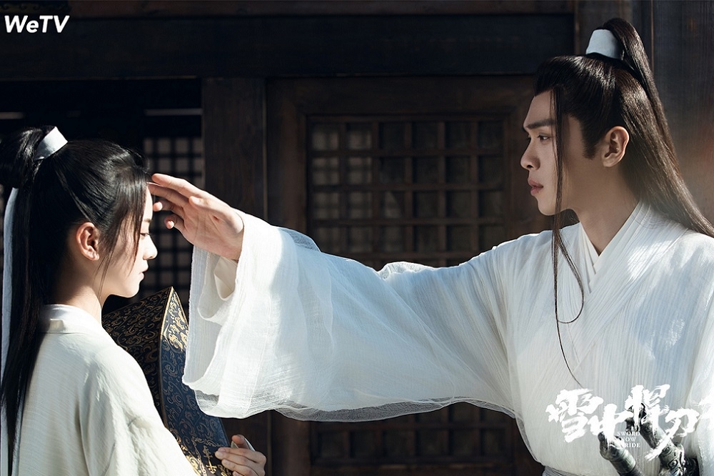 中國流量男星張若昀（右）與李庚希在《雪中悍刀行》有虐心愛情戲，兩人劇中最開始的主僕互動充滿曖昧趣味。（WeTV提供）