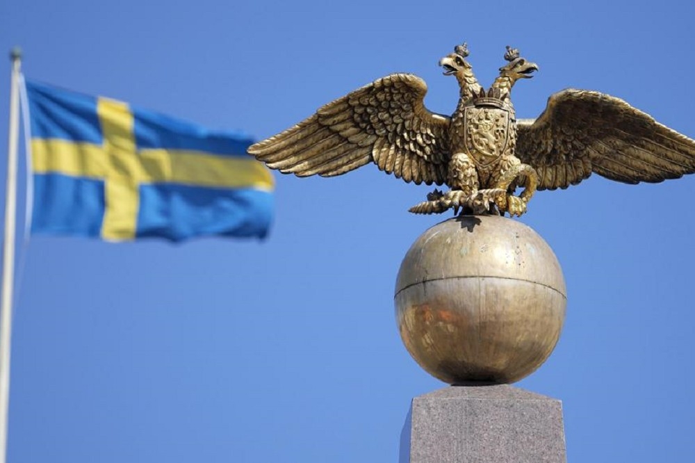 瑞典與芬蘭兩國在歷史上都對俄國有著負面的歷史記憶，但也讓俄國頭痛。（後方－瑞典國旗／前方－俄羅斯帝國雙頭鷹／美聯社）