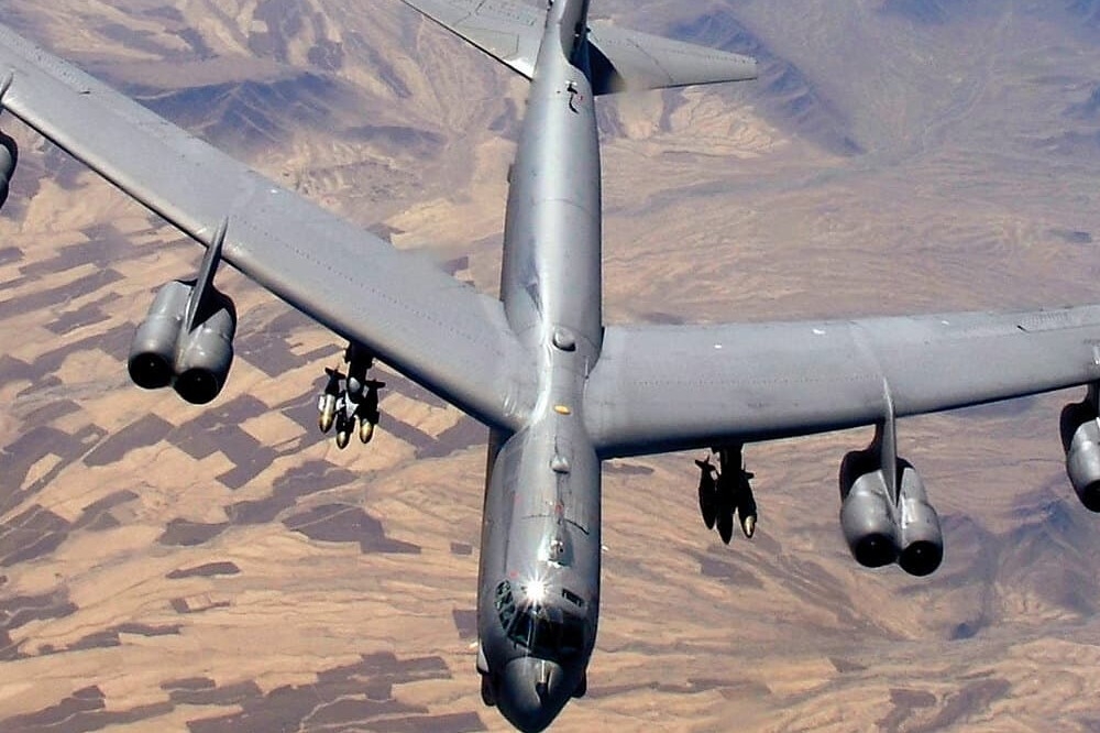 美軍表示在B-52轟炸機成功試射極音速武器。（美國空軍）
