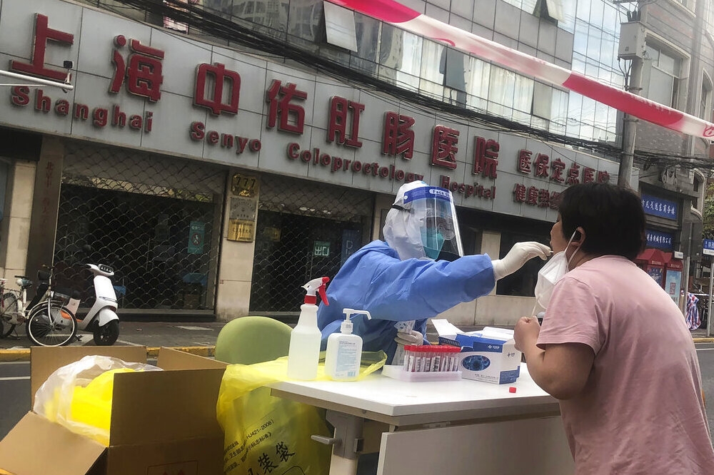 上海居民正在進行新冠病毒檢測。（美聯社）