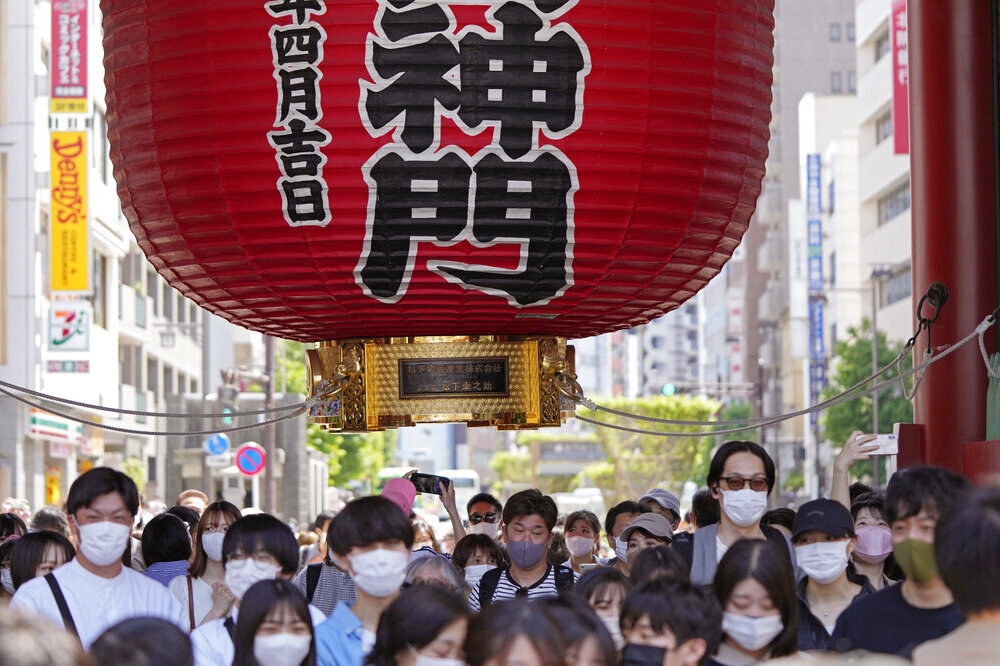 東京淺草寺在「黃金周」假期湧入大批遊客。（美聯社）