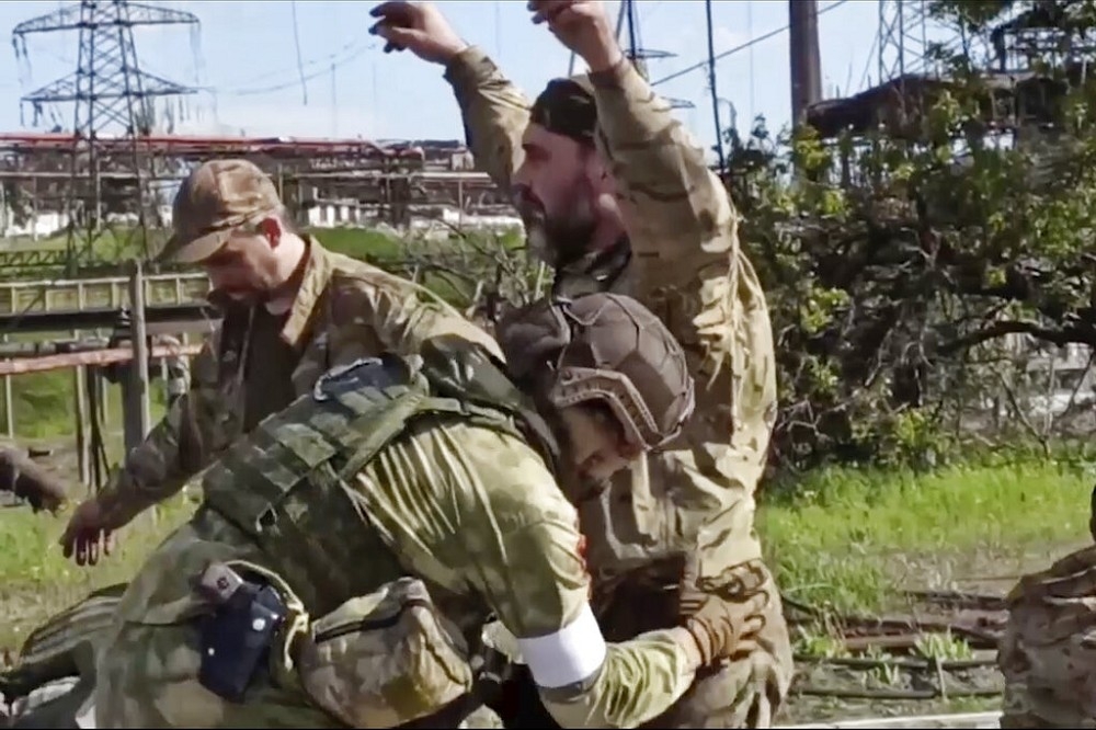 俄國防部17日釋出影片顯示烏克蘭士兵離開亞速鋼鐵廠。（美聯社）