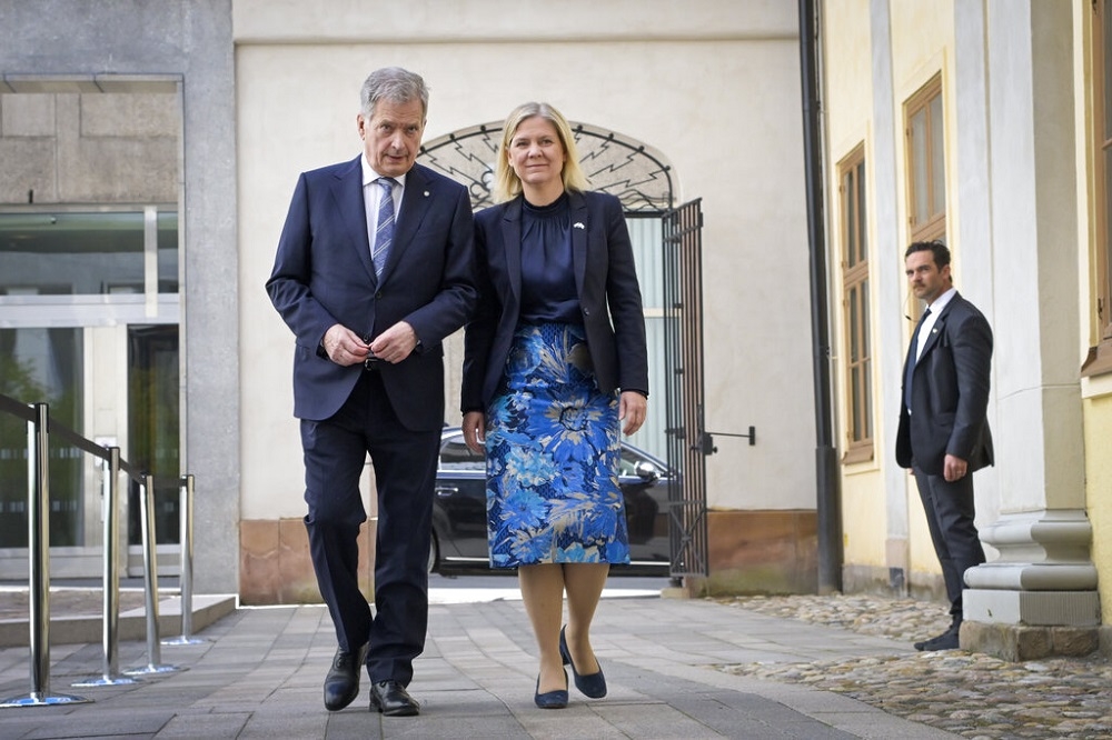 芬蘭總統尼尼斯托（左）17日赴瑞典斯德哥爾摩，與瑞典總理安德森（右）會面。（美聯社）