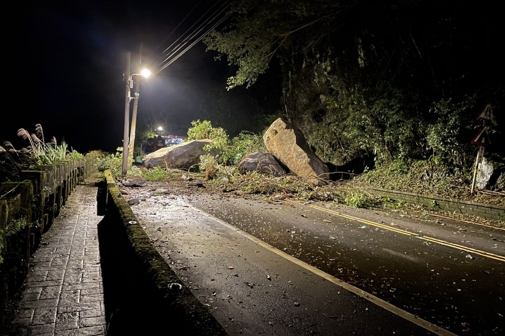 烏來信福路隧道口，17日晚上發生土石崩落，落石砸在柏油路上，造成道路封閉。（翻攝畫面）