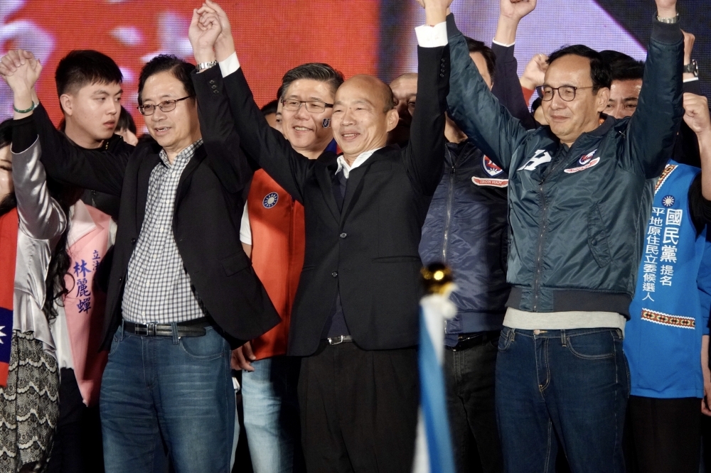 張善政（左起）前年與韓國瑜搭擋角逐總統大選，與朱立倫一同出席選前之夜。（資料照片／王侑聖攝）