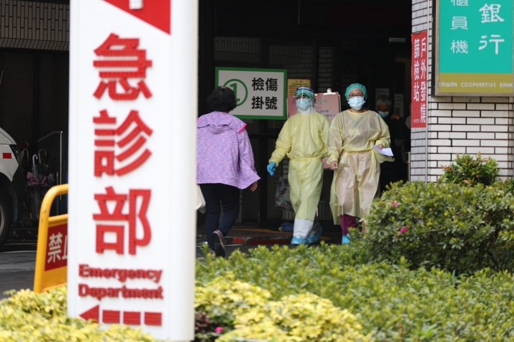 施文儀指出，重症死亡率快速上升關鍵恐與醫療負荷量到達極限以及投藥速度太慢有關。（資料照片／陳愷巨攝）