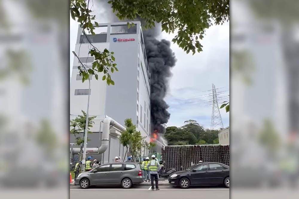 亞東氣體廠方今天上午驚傳火警，瞬間火煙冒出嚇壞附近民眾。（取自新竹爆料公社臉書）