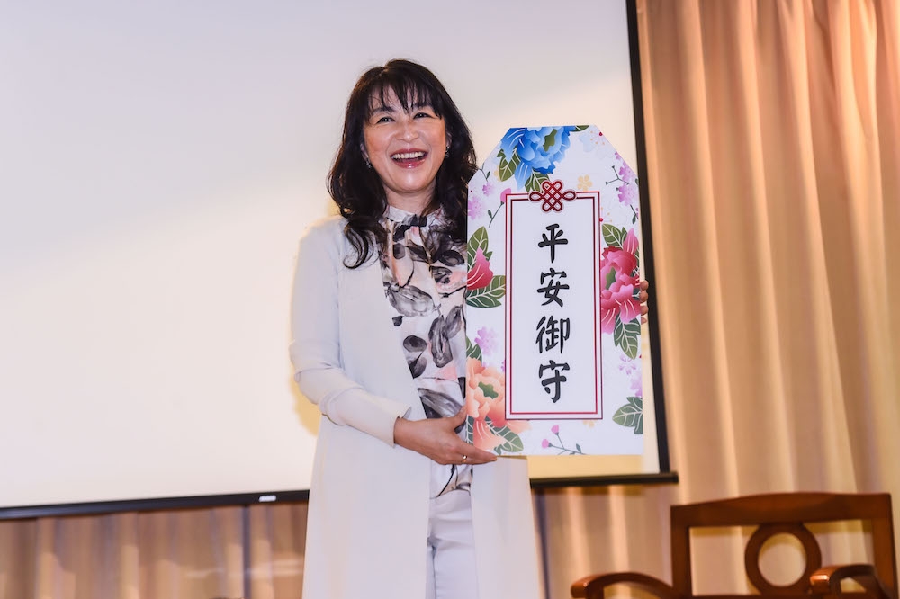 小野麗莎明將在高雄開唱，她順利完成隔離流程，今在日本台灣交流協會舉辦記者會，也收到主辦單位送的平安御守。（楊約翰攝）