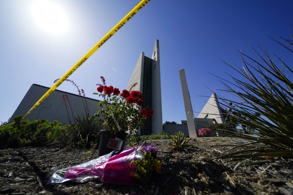 南加州爾灣長老教會現場擺放鮮花悼念亡者並慰問倖存者。（美聯社）