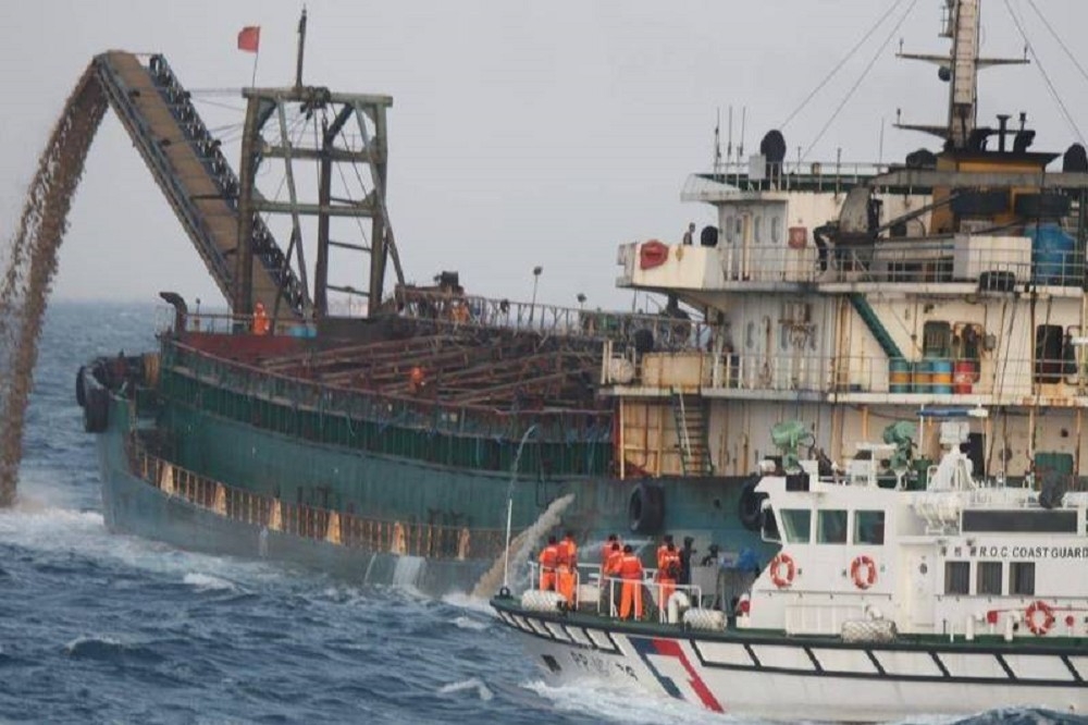 近年來中國抽砂船在馬祖附近海域頻繁作業，使埋在海床下的海底纜線裸露在外，容易受到大型拖網漁船所破壞。（圖片取自澎湖海巡隊）